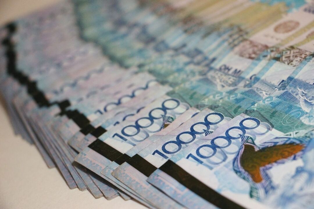 paper money to attract money